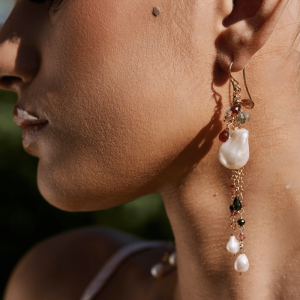 orecchini con perle barocche, tormaline e catena pendente con inserti in tormaline