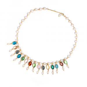 Girocollo con perle naturali realizzata a mano con filo in ottone e tecnica dei nodi ad orefice. Charms con cristalli colorati e perle. Lunghezza cm 48 allungabile fino a cm 55