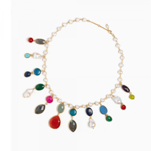 Girocollo di perle naturali, realizzato a mano con filo in ottone. Charms con perle barocche, agate colorate, labradorite , aulite e cristalli colorati. Lunghezza cm 48, allungabile fino a 55 cm