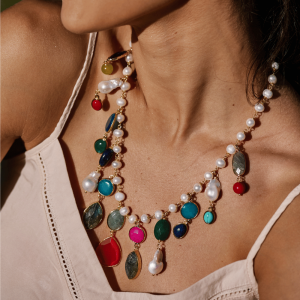 Girocollo di perle naturali, realizzato a mano con filo in ottone. Charms con perle barocche, agate colorate, labradorite , aulite e cristalli colorati.